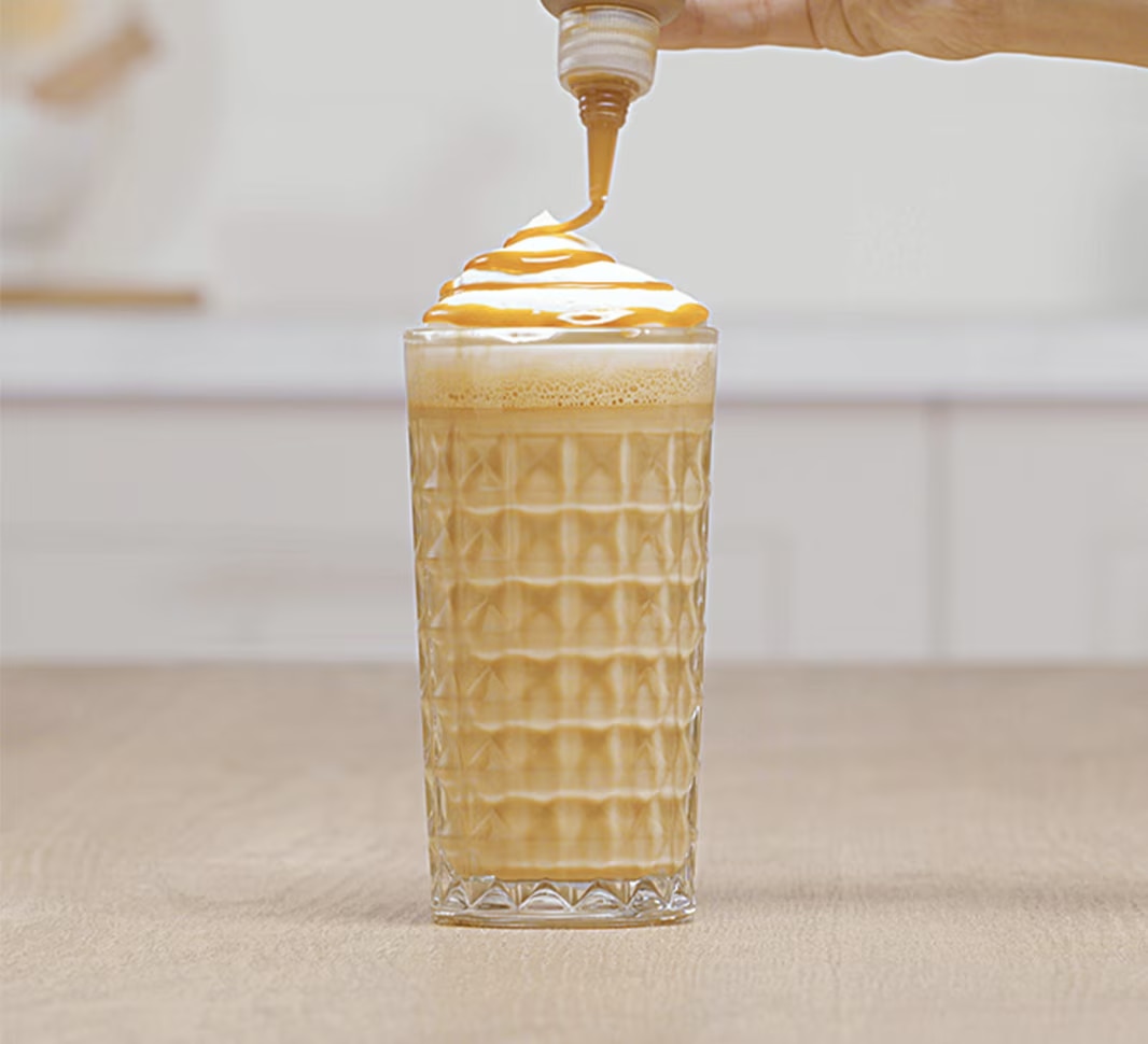 Glas mit Eiskaffee und Milch