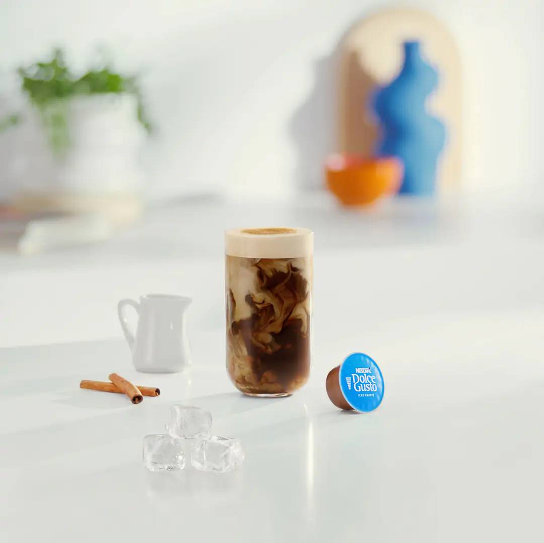 Rezept für Iced Cinnamon Oat Frappé Latte neben Zutaten
