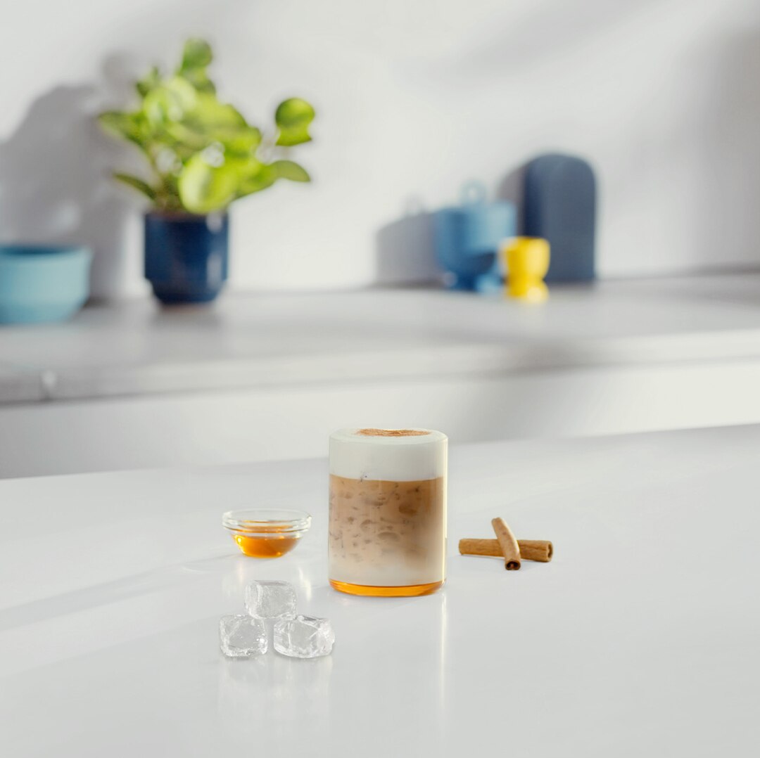 Geeisten Honig Cappuccino neben Zutaten