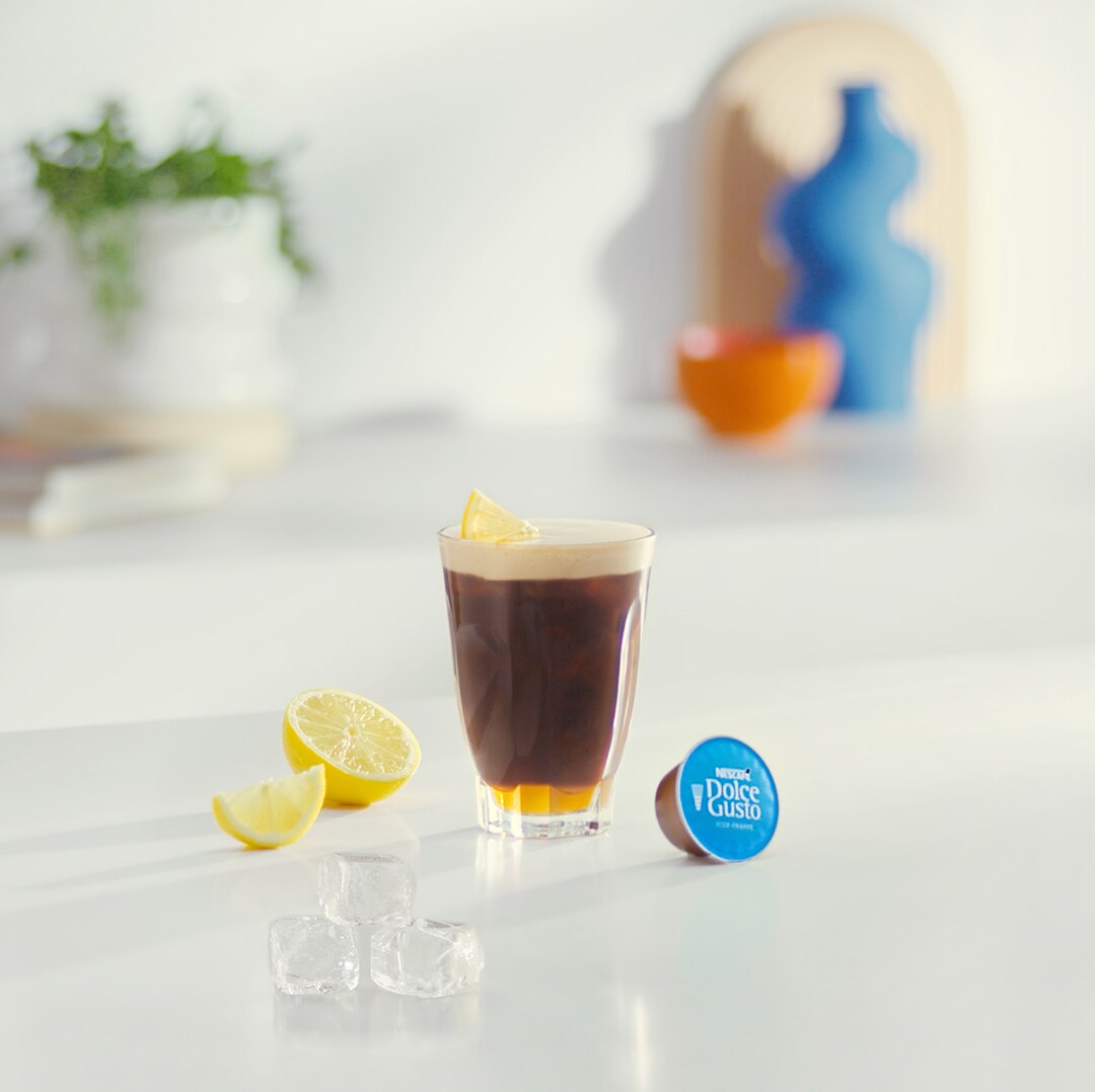 Rezept für Iced Lemon Coffee Frappé neben Zutaten