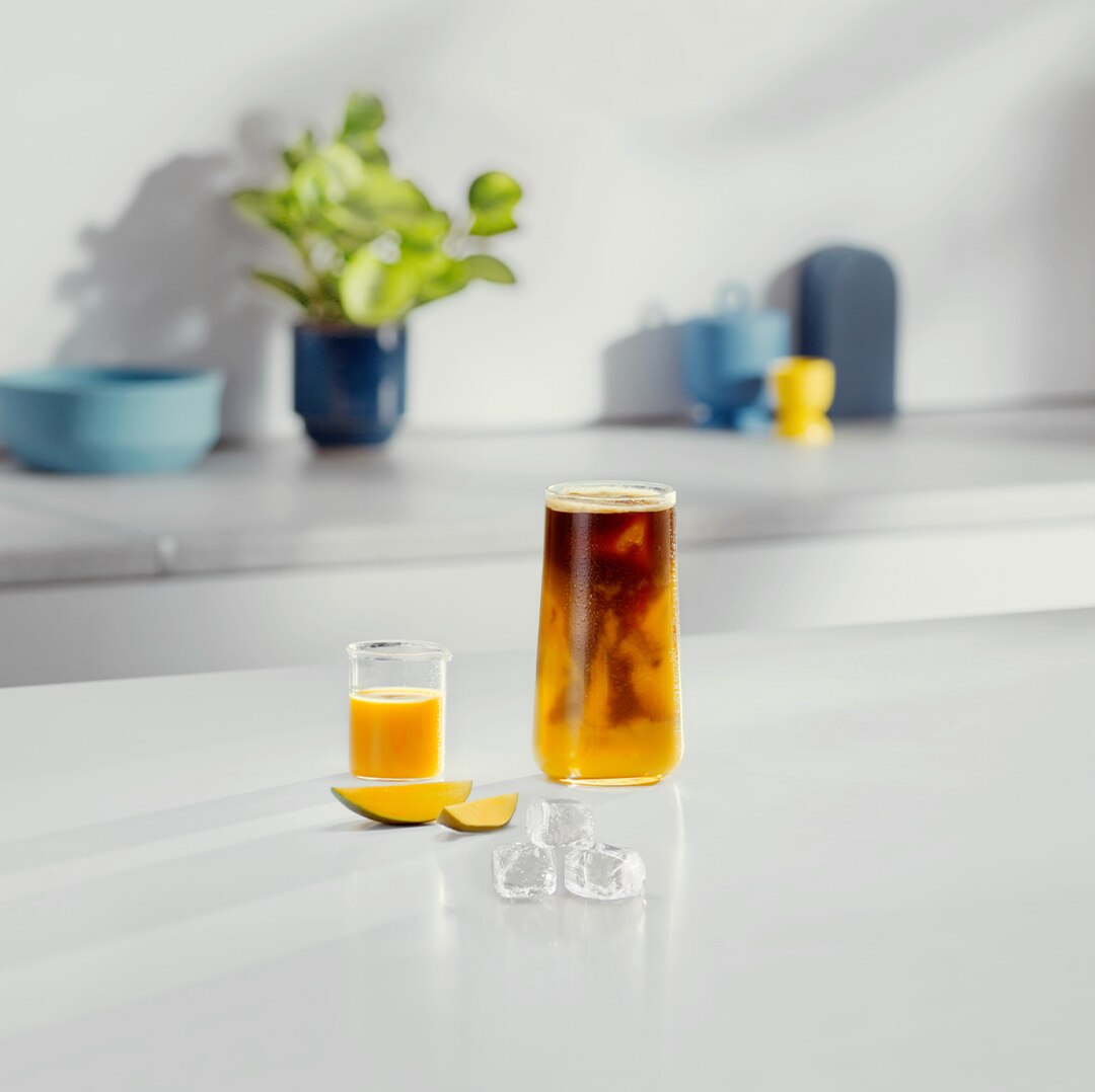 Geeister Mango Grande Kaffee neben Zutaten