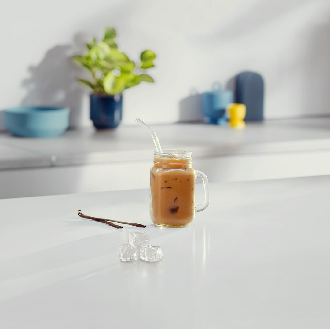 Geeister Vanille Café au Lait neben Zutaten