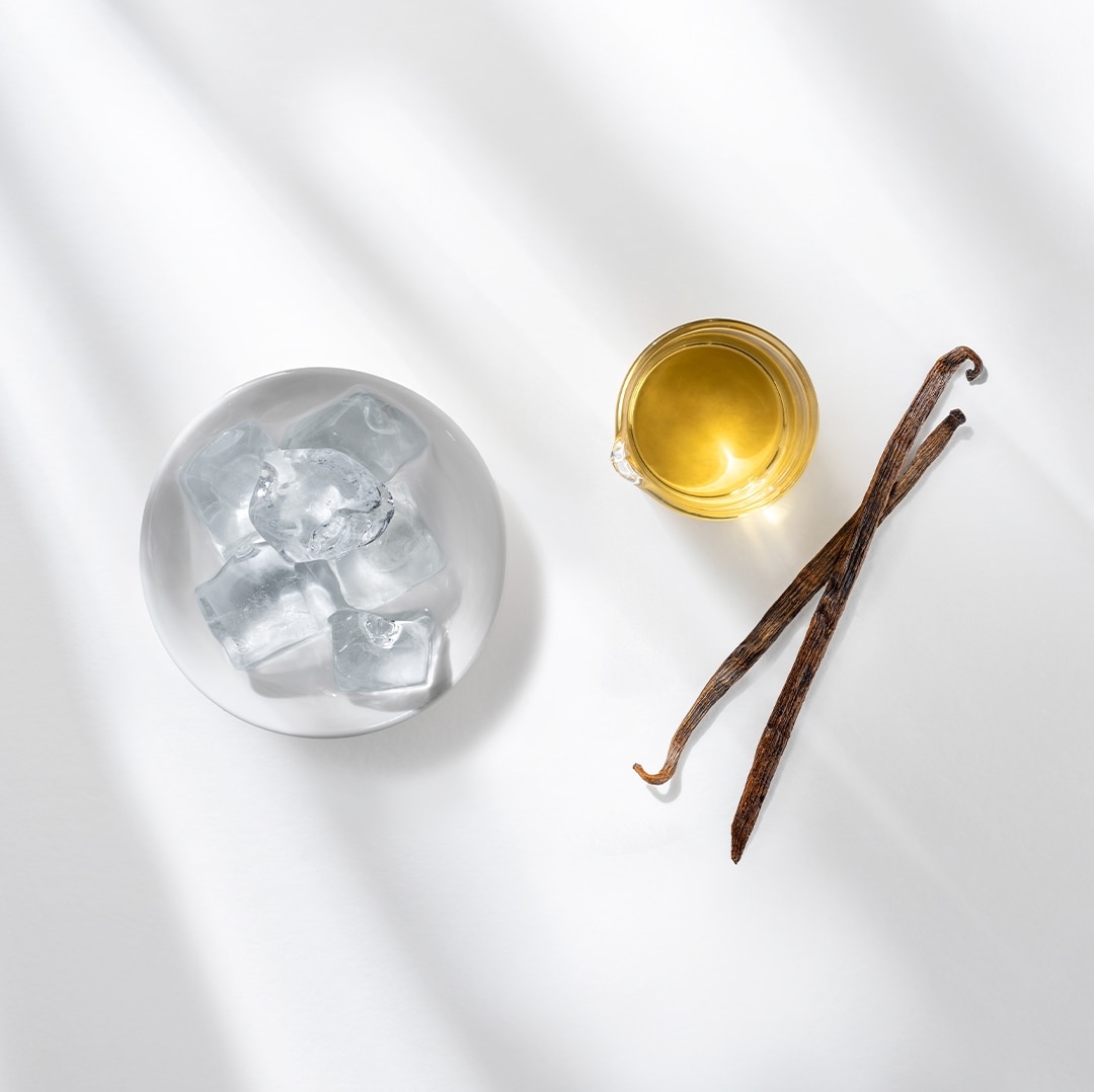 Iced Vanilla Café Au Lait neben Zutaten
