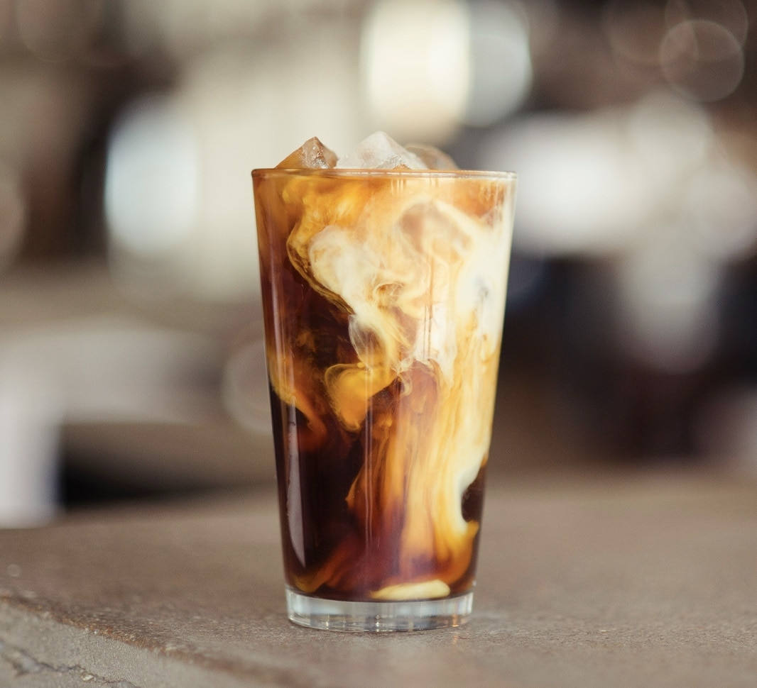 Glas Eiskaffee mit Milch