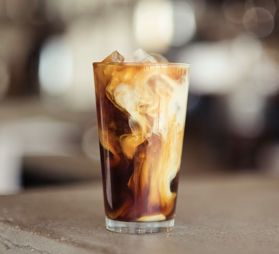 Glas mit Eiskaffee und Milch