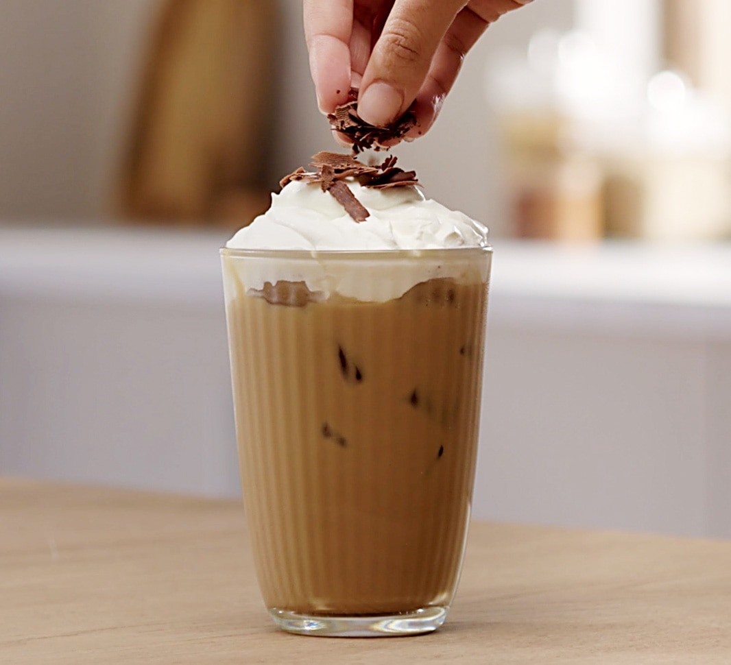 Glas Eiskaffee mit Milch