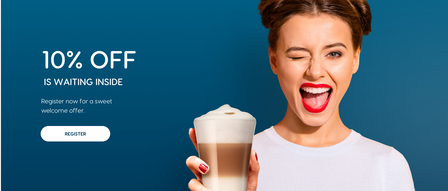10 Prozent Banner Blau Frau mit Latte Macchiato Kaffee